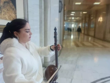Студентка азербайджанской консерватории играет в подземном переходе в центре Баку