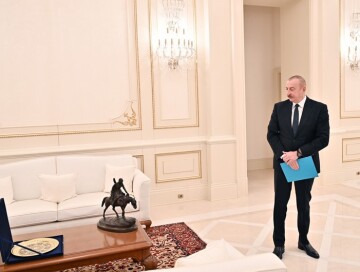 Президенту вручена скульптура, которая некогда находилась в рабочем кабинете Азиза Алиева