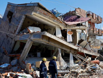 Число погибших при землетрясениях в Турции превысило 21 тыс.