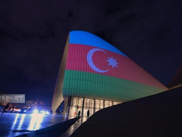Центр Гейдара Алиева освещен цветами турецкого флага (Фото)